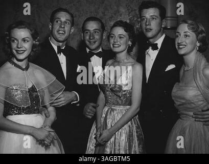 Sydneys liebste Mädchen in glamourösen Kitteln gehörten zu den 800 Gästen, die den Models and Photograers' Ball im Trocadero besuchten. Filmkameras, die die Szene filmen, gaben ihr eine festliche Atmosphäre. Das Besondere des Balls war die Mitternachtsparade von zwanzig führenden Fotomodellen, als das Top Model von 1952 ausgewählt wurde. Die Petite Brünette Valerie May erhielt die Trophäe, die jährlich eine silberne Stativkamera auszeichnen wird. Die Erlöse waren für die Familie Smith. Die Modelle Michelle Safarg (links), Loretta North und Louise Mitchell mit den Partnern Geoff Fraser, Vince Moran und Peter Hanlon. Juli Stockfoto