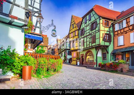 Riquewihr ist ein bezauberndes mittelalterliches Dorf im Elsass, das für seine Fachwerkhäuser, Weinberge, Kopfsteinpflasterstraßen und eine reiche Geschichte bekannt ist. Stockfoto
