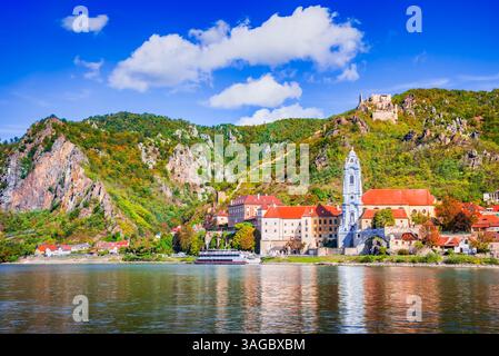 Durnstein, Österreich. Goldene Weinberge, Herbstfarben, mittelalterliche Ruinen und berühmte blaue Kirche über der Donau, saisonales Panorama des Wachautals. Stockfoto