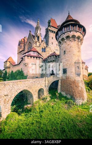 Burg Kreuzenstein in Niederösterreich, nördlich von Wien und der Donau gelegen. Atemberaubende mittelalterliche Burg von Europa. Stockfoto