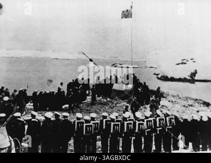 Chilenische Flagge in der Antarktis - Marinekadetten und Seeleute beobachten, wie die chilenische Flagge auf einer neuen chilenischen Antarktis-Militärbasis auf dem O'Higgins Land (Graham Land) hochgefahren wird, als Präsident Gabriel Gonzalez Videla, von Chile, die Basis am 18. Februar besuchte. März 1948. (Foto von AP Wirephoto). Stockfoto