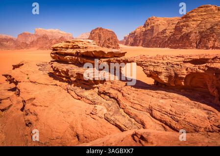 Wadi Rum, Jordanien. Little Bridge Arch und Khor Al Ajram, malerisches Tal mit hoch aufragenden Sandsteinklippen und atemberaubenden Wüstenlandschaften. Stockfoto