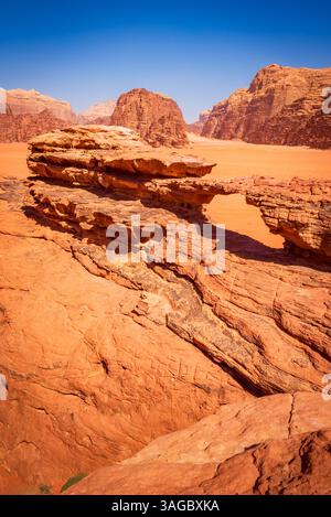 Wadi Rum, Jordanien. Little Bridge Arch und Khor Al Ajram mit hohen Klippen und atemberaubender Wüstenlandschaft. Stockfoto