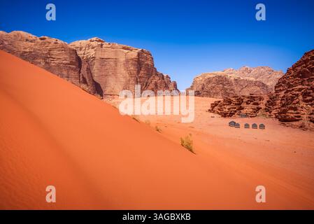 Wadi Rum, Jordanien. Red Sand Dunes sind atemberaubende, windgeformte Dünen mit tiefroten Tönen, perfekt zum Wandern und Sandboarden Stockfoto