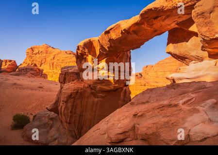 Wadi Rum, Jordanien. Um Fruth in Wadi Rum ist ein berühmter natürlicher Felsbogen, beliebt für Klettern und atemberaubende Ausblicke, Arabien Wüste. Stockfoto