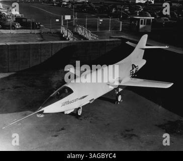 Jet and Rocket Powered 'Flying Swordfish' -- das ist das erste Bild des von der Navy in Douglas gefertigten D-558-2 ein Jet- und Raketenflugzeug, das die Schallgeschwindigkeit übertreffen soll. Das Experimentalflugzeug mit Nadelnasen ist eine Fortsetzung des Skystreak der Navy, der den Geschwindigkeitsrekord hält. Die Raketen des Flugzeugs sorgen für zusätzlichen Schub bei Geschwindigkeitsfahrten. Die Geschwindigkeitsanzeige befindet sich in der Nadelspitze, um Luftverwirbelungen zu vermeiden. November 1947. (Foto von AP Wirephoto). Stockfoto