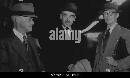 Der Bundesvorsitzende der Liberalen Partei (Herr R. G. Casey) fotografierte zusammen mit dem Manager der Newcastle Steelworks (Herr K. Butler) und dem Präsidenten des Newcastle Aero Clubs (Herr A. Rankin) während seines Besuchs in Newcastle. Mr. Casey und Mr. Rankin fliegen morgen früh in einem Flugzeug des Newcastle Aero Club nach Grafton und kehren am Montag nach Newcastle zurück. Juli 1948. Stockfoto