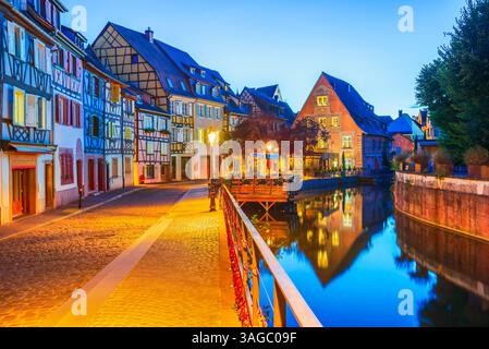 Colmar im Elsass, Frankreich. Malerische Stadt mit farbenfrohen Fachwerkhäusern und Kanälen von Petite Venice. Stockfoto