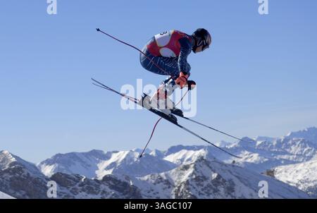13. Februar 2006 - Turin, Italien - BODE MILLER fliegt heute beim ersten großen Sprung auf dem Platz in Sestriere über dem Kurs in der Herren-Abfahrtswertung. (Kreditbild: © Rick Rickman/ZUMA Press/ZUMAPRESS.com) Stockfoto