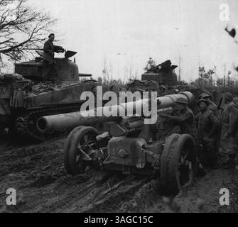 Alliierte Landungen Südlich Von Rom. British Cross Rome Railway 15 Meilen jenseits von Anzio -- Ein französisches Artilleriestück mit 155 mm durchmesser, das von den Deutschen benutzt wurde, um unser Schiff zu beschützen, wurde von britischen Truppen bei ihrem Vorstoß von den Stränden gefangen genommen. Die Waffe war mit '155 m. Puteaux, Typ '8', 1918' gekennzeichnet. Britische Truppen kontrollieren die Waffe. Nach den erfolgreichen Landungen der Alliierten an der Südküste Roms im Bezirk Nettuno und Anzio (22. Januar 1944½) drängen alliierte Truppen ins Landesinnere. Britische Truppen der 5. Armee greifen nun entlang der Anzio-Albano-Straße an und überqueren die Eisenbahn Stockfoto