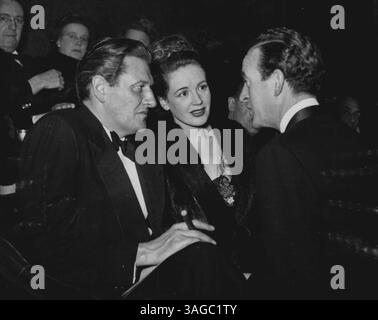 Weltpremiere. David Niven hat ein interessiertes Publikum für den Filmstar Phyllis Calvert und ihren Ehemann Peter Murray Hill bei der Weltpremiere der Londoner Filmproduktion von „an ideal Ehemann“. November 1947. Stockfoto