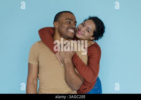 Nahaufnahme eines jungen afroamerikanischen Paares, das sich umarmt und lächelt Stockfoto