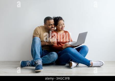 Glückliches Junges Schwarzes Paar Beim Online-Shopping Mit Laptop Stockfoto