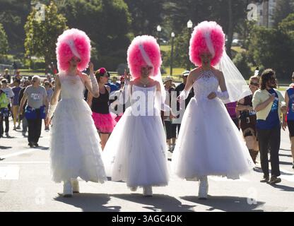 20. Mai 2012 - San Francisco, CA, USA - die Pink Brides - Erik Ilyason, Maher (der nach einem Namen geht) und Todd Snook aus San Francisco, von links - machen sich auf den Weg durch den Golden Gate Park während der 101st Bay to Breakers Footrace, Sonntag, 20. Mai 2012 in San Francisco, Kalifornien. „Wir sind Single und wir sind bereit!“ Snook ist tot. Mehr als 50.000 Menschen nahmen an dem 7,46-Meilen-Rennen Teil, angefangen von Elite-Läufern bis zu denjenigen, die in Kostümen liefen -- oder gar nichts. (Foto: © D. Ross Cameron/Contra Costa Times/MCT/ZUMAPRESS.com) Stockfoto