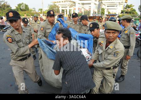 20. Mai 2012 - Surabaya, Ost-Java, Indonesien - Abrissoperationen, um illegale Händler zu entfernen, die um das Heldendenkmal (Tugu Pahlawan) Surabaya, Ost-Java, Indonesien verkaufen. Den Händlern ist der Verkauf auf dem Fußgängerweg untersagt, der nur für Fußgänger bestimmt sein sollte. (Bild: © Robertus Pudyanto/ZUMAPRESS.com) Stockfoto