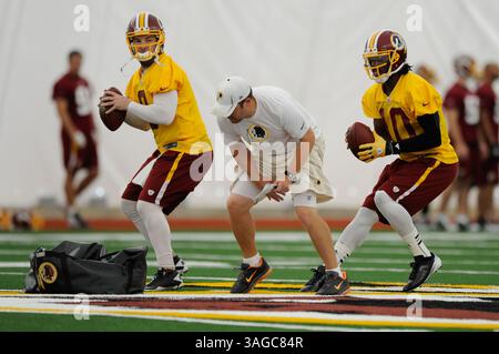 21. MAI 2012 : Redskins Quarterbacks Rex Grossman (8) und Robert Griffin III (10) geben die Bälle während des ersten Open-Media-Tages von OTA's im Redskins Park in Ashburn, VA (Credit Image: © John Middlebrook/Cal Sport Media/ZUMAPRESS.com) Stockfoto