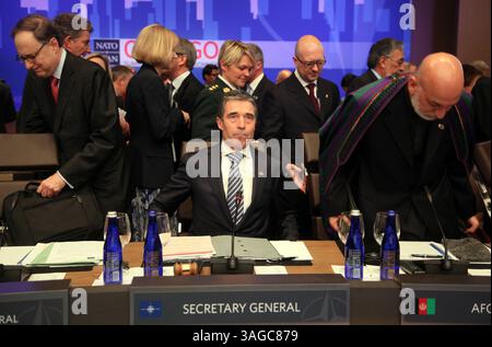 21. Mai 2012 – Chicago, IL, USA – NATO-Generalsekretär anders Fogh Rasmussen, Zentrum, trifft sich mit NATO-Kollegen und anderen Mitgliedern der Internationalen Sicherheitshilfe-Truppe in Afghanistan. Der afghanische Präsident Hamid Karzai ist am Montag, den 21. Mai 2012, in Chicago zu Recht. Illinois. (Bild: © Jose M. Osorio/Chicago Tribune/MCT/ZUMAPRESS.com) Stockfoto