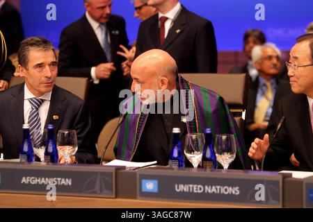 21. Mai 2012 - Chicago, IL, USA - NATO-Generalsekretär anders Fogh Rasmussen, rechts, afghanischer Präsident Hamid Karzai, Zentrum, und UN-Generalsekretär Ban Ki-moon, rechts, treffen sich am Montag, 21. Mai 2012 in Chicago, Illinois mit NATO-Kollegen und anderen Mitgliedern der Internationalen Sicherheitshilfe-Truppe in Afghanistan. (Bild: © Keri Wiginton/Chicago Tribune/MCT/ZUMAPRESS.com) Stockfoto