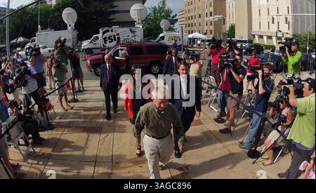 21. Mai 2012 - Greensboro, NC, USA - der ehemalige US-Senator John Edwards, rechts, trifft am Montag mit seiner Tochter Cate Edwards und seinem Vater Wallace Edwards im Gerichtsgebäude in Greensboro ein. Mai 2012. (Kreditbild: © Chuck Liddy/Raleigh News & Observer/MCT/ZUMAPRESS.com) Stockfoto