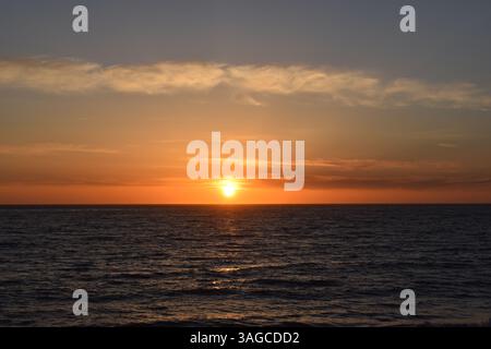 Goldene Stunde über dem Pazifik: Ein ruhiger Sonnenuntergang am Moonstone Beach, Cambria Stockfoto