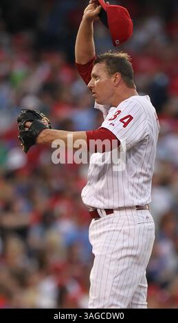 22. Mai 2012 - Philadelphia, PA, USA - Philadelphia Phillies Pitcher Roy Halladay wischt sich beim dritten Inning eines MLB-Spiels gegen die Washington Nationals im Citizens Bank Park in Philadelphia, Pennsylvania, 2012 den Schweiß von der Stirn ab. (Bild: © Michael Bryant/Philadelphia Inquirer/MCT/ZUMAPRESS.com) Stockfoto