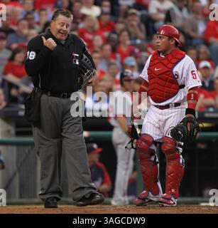 22. Mai 2012 - Philadelphia, PA, USA - der Philadelphiae Phillies-Fänger Carlos Ruiz sieht ungläubig zu, als er im dritten Inning von seinem Heimsiegrichter Gary Cederstrom aus dem Spiel geworfen wird. Washington Nationals standen den Phillies am Dienstag, den 22. Mai 2012, im Citizens Bank Park in Philadelphia, Pennsylvania gegenüber. (Bild: © Michael Bryant/Philadelphia Inquirer/MCT/ZUMAPRESS.com) Stockfoto
