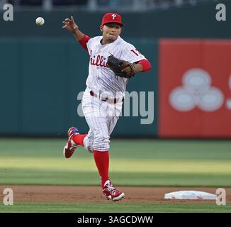 22. Mai 2012 - Philadelphia, PA, USA - Philadelphia Phillies Shortstop Freddy Galvis kann den Ball nicht halten, als er versucht, Danny Espinoza der Washington Nationals im zweiten Inning im Citizens Bank Park in Philadelphia, Pennsylvania, am Dienstag, den 22. Mai 2012 auszuschalten. Espinoza ist sicher. (Bild: © Michael Bryant/Philadelphia Inquirer/MCT/ZUMAPRESS.com) Stockfoto