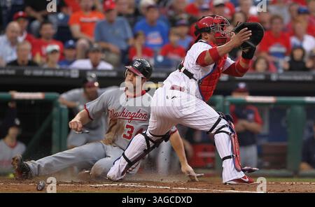 22. Mai 2012 - Philadelphia, PA, USA - Bryce Harper der Washington Nationals rutscht im dritten Inning sicher zu Hause ein, nachdem er mit einer Opferfliege von Adam LaRoche nach Hause gefahren ist. Carlos Ruiz der Philadelphia Phillies wartet am Dienstag, den 22. Mai 2012, im Citizens Bank Park in Philadelphia, Pennsylvania. (Bild: © Michael Bryant/Philadelphia Inquirer/MCT/ZUMAPRESS.com) Stockfoto
