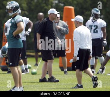24. Mai 2012 - Philadelphia, PA, USA - Philadelphia Eagles-Cheftrainer Andy Reid spaziert am Donnerstag, den 24. Mai 2012, in Philadelphia, Pennsylvania, während eines Teamtrainings durch das Feld. (Bild: © David Maialetti/Philadelphia Inquirer/MCT/ZUMAPRESS.com) Stockfoto