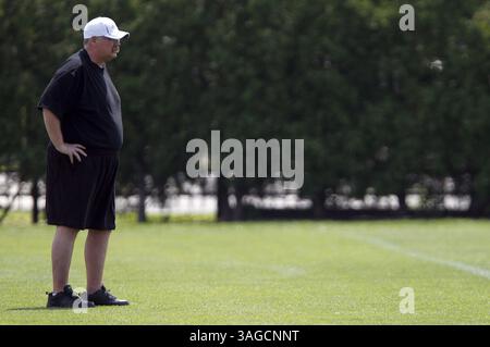 24. Mai 2012 - Philadelphia, PA, USA - Philadelphia Eagles-Cheftrainer Andy Reid spaziert am Donnerstag, den 24. Mai 2012, in Philadelphia, Pennsylvania, während eines Teamtrainings durch das Feld. (Bild: © David Maialetti/Philadelphia Inquirer/MCT/ZUMAPRESS.com) Stockfoto