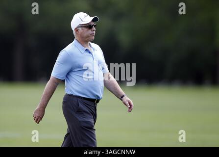 24. Mai 2012 – Philadelphia, PA, USA – der Besitzer der Philadelphia Eagles, Jeffrey Lurie, spaziert am Donnerstag, den 24. Mai 2012 in Philadelphia, Pennsylvania, während eines Teamtrainings über das Feld. (Bild: © David Maialetti/Philadelphia Inquirer/MCT/ZUMAPRESS.com) Stockfoto