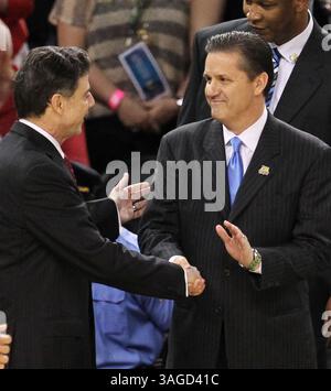 31. März 2012 – New Orleans, LA, USA – Kentucky-Cheftrainer John Calipari, rechts, schüttelt sich die Hände mit Louisville-Cheftrainer Rick Pitino, bevor er am Samstag, den 31. März 2012 im Halbfinale des NCAA-Turniers im Mercedes-Benz Superdome in New Orleans, Louisiana, antritt. (Bild: © John Sleezer/Kansas City Star/MCT/ZUMAPRESS.com) Stockfoto