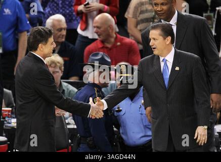 31. März 2012 – New Orleans, LA, USA – Kentucky-Cheftrainer John Calipari, rechts, schüttelt sich die Hände mit Louisville-Cheftrainer Rick Pitino, bevor er am Samstag, den 31. März 2012 im Halbfinale des NCAA-Turniers im Mercedes-Benz Superdome in New Orleans, Louisiana, antritt. (Bild: © John Sleezer/Kansas City Star/MCT/ZUMAPRESS.com) Stockfoto