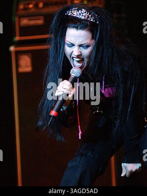 Mai 2003; Mansfield, MA, USA; die Sängerin AMY LEE von Evanescence tritt live im WBCN River Rave 2003 in Mansfield auf. (Bild: Steven Tackeff/ZUMAPRESS.com) Stockfoto