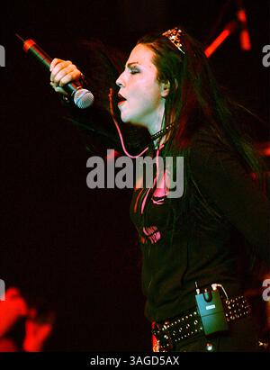 Mai 2003; Mansfield, MA, USA; die Sängerin AMY LEE von Evanescence tritt live im WBCN River Rave 2003 in Mansfield auf. (Bild: Steven Tackeff/ZUMAPRESS.com) Stockfoto