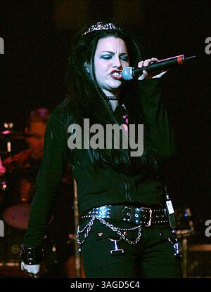 Mai 2003; Mansfield, MA, USA; die Sängerin AMY LEE von Evanescence tritt live im WBCN River Rave 2003 in Mansfield auf. (Bild: Steven Tackeff/ZUMAPRESS.com) Stockfoto