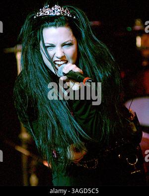 Mai 2003; Mansfield, MA, USA; die Sängerin AMY LEE von Evanescence tritt live im WBCN River Rave 2003 in Mansfield auf. (Bild: Steven Tackeff/ZUMAPRESS.com) Stockfoto