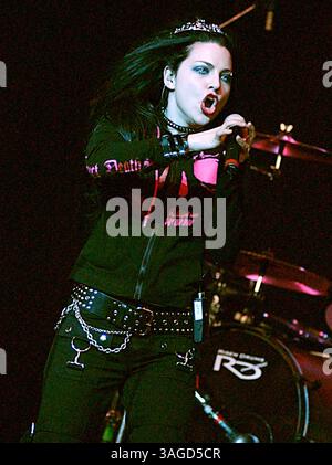 Mai 2003; Mansfield, MA, USA; die Sängerin AMY LEE von Evanescence tritt live im WBCN River Rave 2003 in Mansfield auf. (Bild: Steven Tackeff/ZUMAPRESS.com) Stockfoto