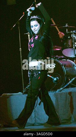 Mai 2003; Mansfield, MA, USA; die Sängerin AMY LEE von Evanescence tritt live im WBCN River Rave 2003 in Mansfield auf. (Bild: Steven Tackeff/ZUMAPRESS.com) Stockfoto
