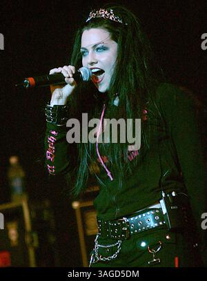 Mai 2003; Mansfield, MA, USA; die Sängerin AMY LEE von Evanescence tritt live im WBCN River Rave 2003 in Mansfield auf. (Bild: Steven Tackeff/ZUMAPRESS.com) Stockfoto