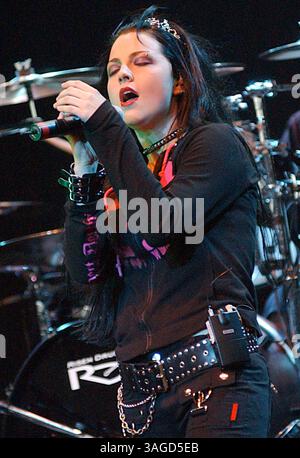 Mai 2003; Mansfield, MA, USA; die Sängerin AMY LEE von Evanescence tritt live im WBCN River Rave 2003 in Mansfield auf. (Bild: Steven Tackeff/ZUMAPRESS.com) Stockfoto