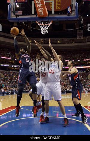 31. März 2012: Josh Smith (5), der Power-Stürmer der Atlanta Hawks, wurde vom Power-Stürmer Elton Brand (42) der Philadelphia 76ers und dem Center Spencer Hawes (00) während des NBA-Spiels zwischen den Atlanta Hawks und den Philadelphia 76ers im Wells Fargo Center in Philadelphia, Pennsylvania, bewacht. The Philadelphia 76ers Beat the Atlanta Hawks, 95-90.(Bild: © Chris Szagola/Cal Sport Media/ZUMAPRESS.com) Stockfoto