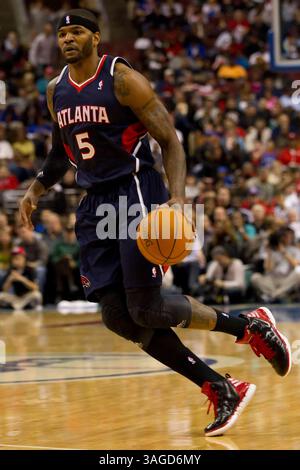 31. März 2012: Atlanta Hawks bezwingt Stürmer Josh Smith (5) im NBA-Spiel zwischen den Atlanta Hawks und den Philadelphia 76ers im Wells Fargo Center in Philadelphia, Pennsylvania. The Philadelphia 76ers Beat the Atlanta Hawks, 95-90.(Bild: © Chris Szagola/Cal Sport Media/ZUMAPRESS.com) Stockfoto
