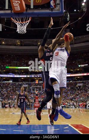 31. März 2012: Andre Iguodala (9), der kleine Stürmer der Philadelphia 76ers, trifft den Schuss, während Josh Smith (5), der ihn während des NBA-Spiels zwischen den Atlanta Hawks und den Philadelphia 76ers im Wells Fargo Center in Philadelphia, Pennsylvania bewacht. The Philadelphia 76ers Beat the Atlanta Hawks, 95-90.(Bild: © Chris Szagola/Cal Sport Media/ZUMAPRESS.com) Stockfoto