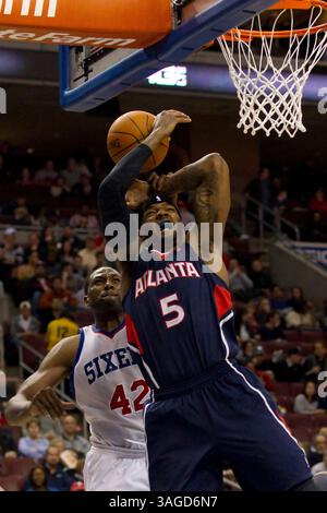 31. März 2012: Der Power-Stürmer Josh Smith von Atlanta Hawks (5) wird auf dem Weg nach oben für den Schuss von Philadelphia 76ers Power Forward Elton Brand (42) während des NBA-Spiels zwischen den Atlanta Hawks und den Philadelphia 76ers im Wells Fargo Center in Philadelphia, Pennsylvania, angegriffen. The Philadelphia 76ers Beat the Atlanta Hawks, 95-90.(Bild: © Chris Szagola/Cal Sport Media/ZUMAPRESS.com) Stockfoto