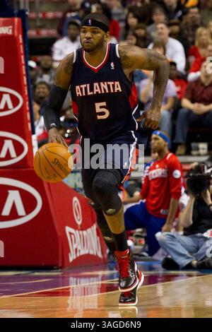 31. März 2012: Josh Smith (5), der Stürmer der Atlanta Hawks, fährt mit dem Ball während des NBA-Spiels zwischen den Atlanta Hawks und den Philadelphia 76ers im Wells Fargo Center in Philadelphia, Pennsylvania. The Philadelphia 76ers Beat the Atlanta Hawks, 95-90.(Bild: © Chris Szagola/Cal Sport Media/ZUMAPRESS.com) Stockfoto