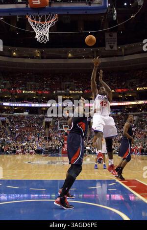 31. März 2012: Philadelphia 76ers Power Stürmer Elton Brand (42) setzt im NBA-Spiel zwischen den Atlanta Hawks und den Philadelphia 76ers im Wells Fargo Center in Philadelphia, Pennsylvania, den Sprung über Atlanta Hawks Power Stürmer Josh Smith (5). The Philadelphia 76ers Beat the Atlanta Hawks, 95-90.(Bild: © Chris Szagola/Cal Sport Media/ZUMAPRESS.com) Stockfoto