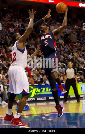 31. März 2012: Josh Smith (5), der Stürmer der Atlanta Hawks, 76 bewacht ihn während des NBA-Spiels zwischen den Atlanta Hawks und den Philadelphia 76ers 42 im Wells Fargo Center in Philadelphia, Pennsylvania. The Philadelphia 76ers Beat the Atlanta Hawks, 95-90.(Bild: © Chris Szagola/Cal Sport Media/ZUMAPRESS.com) Stockfoto
