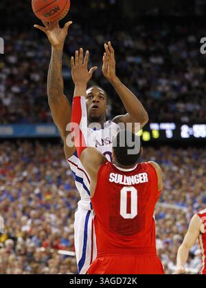 31. März 2012 – New Orleans, LA, USA – Thomas Robinson aus Kansas springt am Samstag, den 31. März 2012 im Halbfinale des NCAA-Turniers im Mercedes-Benz Superdome in New Orleans, Louisiana, über den Ohio State's Jared Sullinger. (Bild: © Harry E. Walker/MCT/MCT/ZUMAPRESS.com) Stockfoto