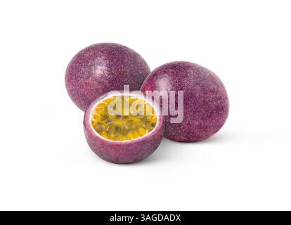 Passionsfrucht und eine Hälfte isoliert. Maracuya-Früchte und ein halbierter Schnitt mit Schatten Stockfoto